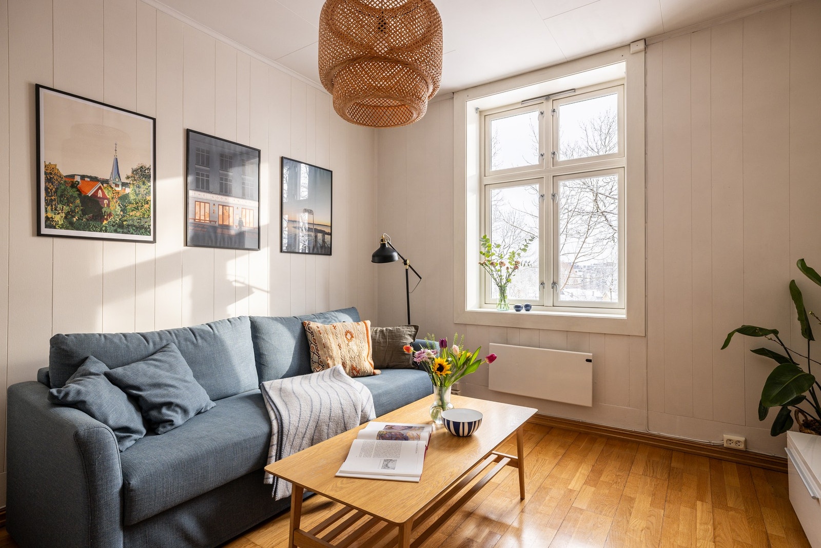 Stor vindusflate (fra 2010) slipper inn mye naturlig lys og de dype karmene gir perfekt plass til grønne planter eller personlig dekor. Galleribilde