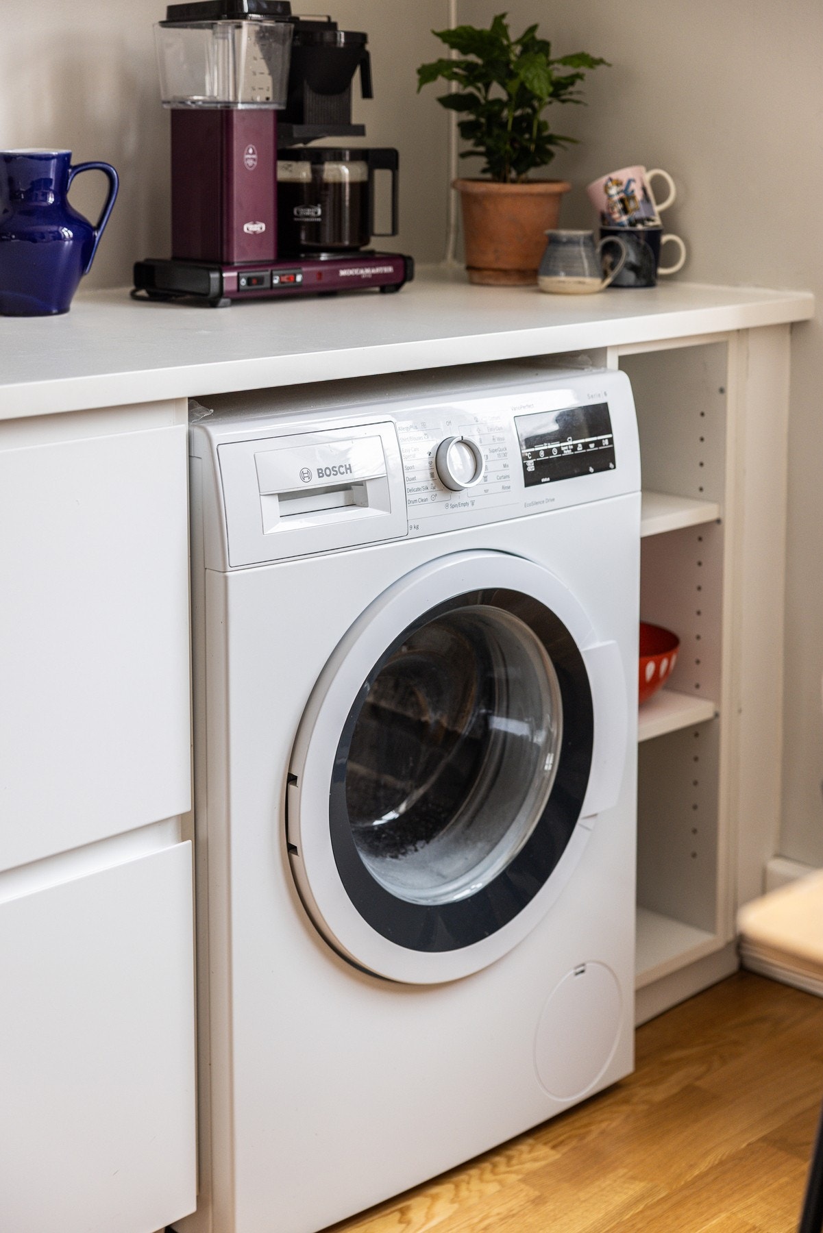 I 2021 ble kjøkkenet også oppgradert med vaskemaskin (medfølger salget) og det er montert både ny kurs og waterguard i den forbindelse. Galleribilde