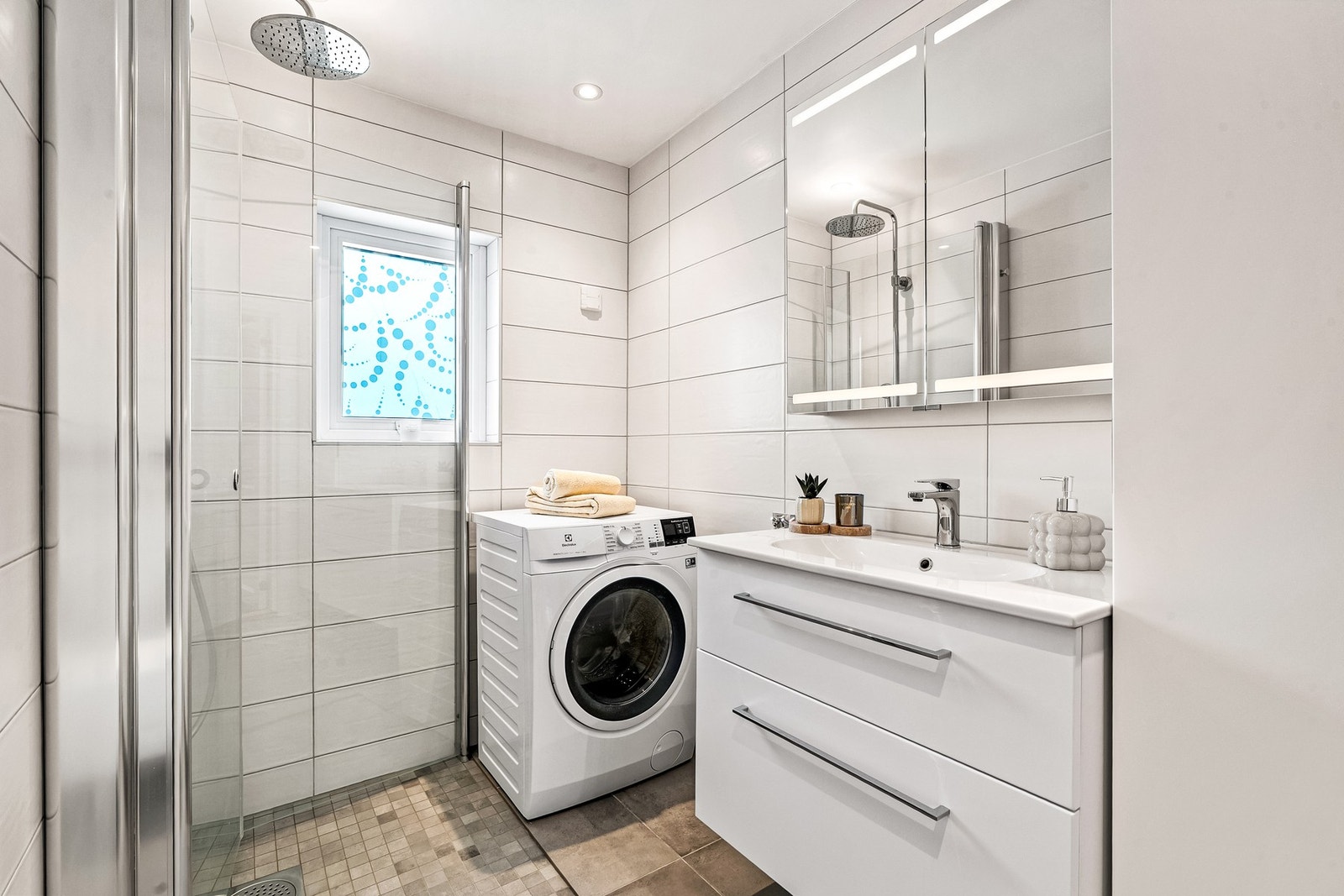 Flislagt baderom fra 2019 med termostatstyrte varmekabler i gulv. Det foreligger dokumentasjon på utført arbeid, og arbeidene er utført av Comfort Bryn AS. Galleribilde