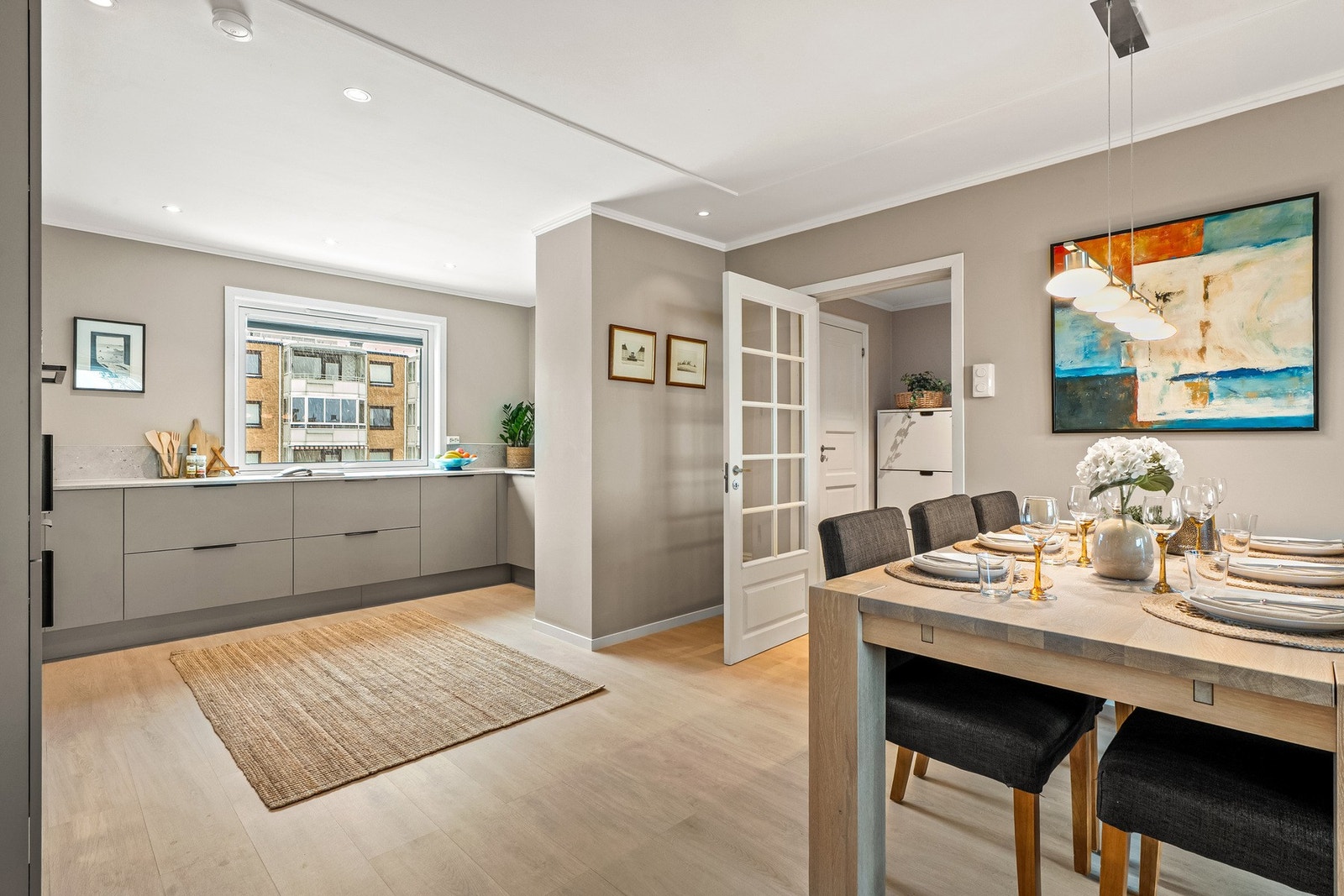 Det er montert automatisk lekkasjestopper til oppvaskmaskinen og komfyrvakt til platetoppen. Galleribilde