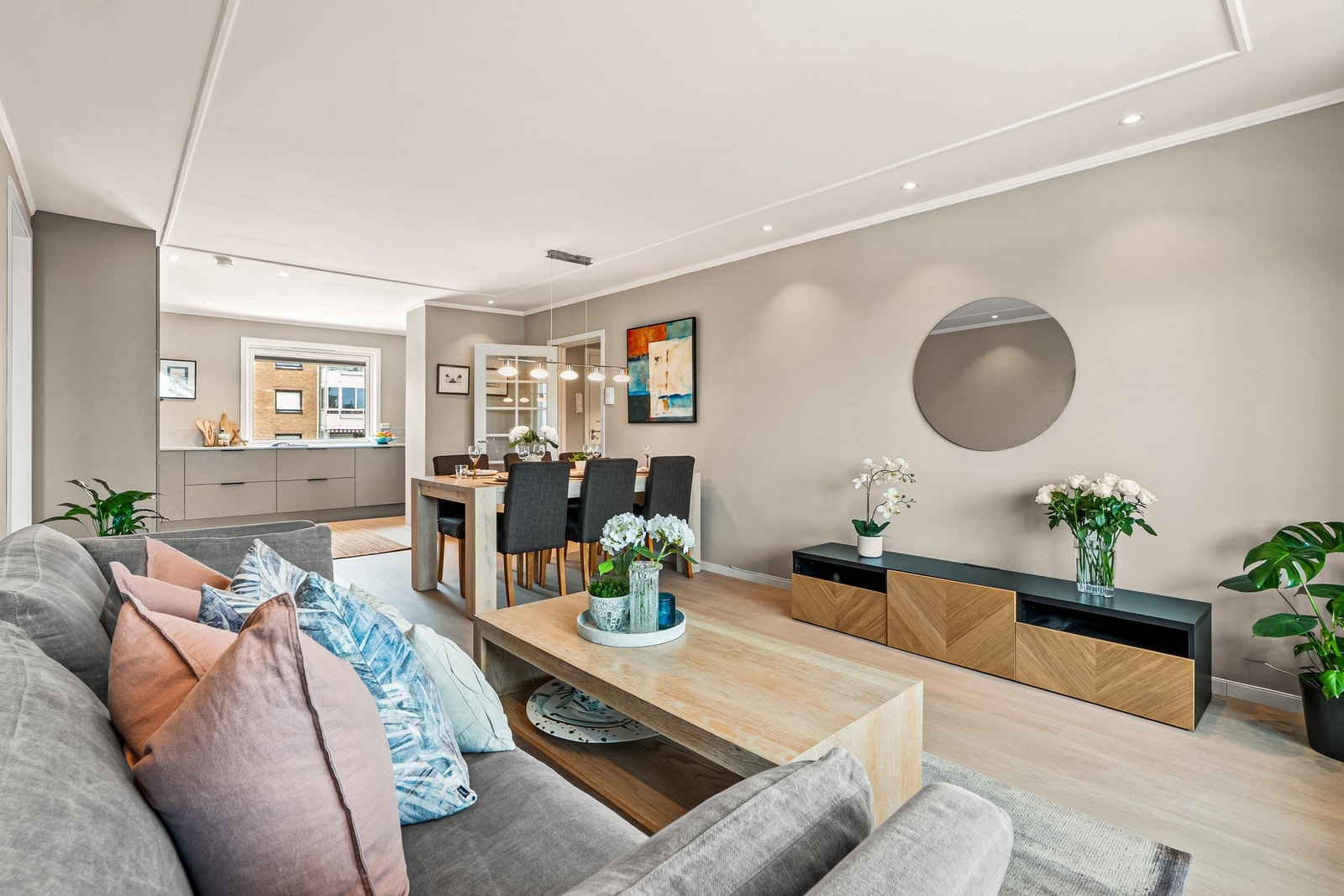 Stuen ligger i åpen løsning med kjøkkenet, og sammen danner de et gjennomgående og innbydende allrom. Galleribilde