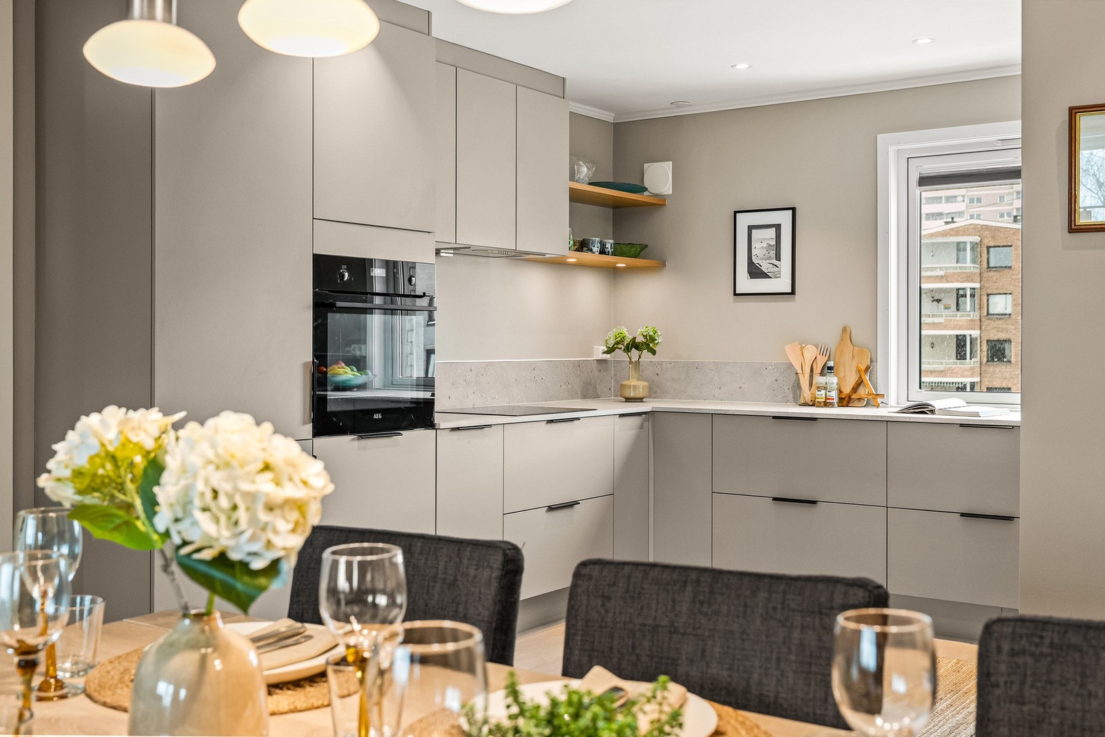 HTH-kjøkken fra 2022 har et stilrent og moderne uttrykk med slette fronter og dempefunksjon. Galleribilde