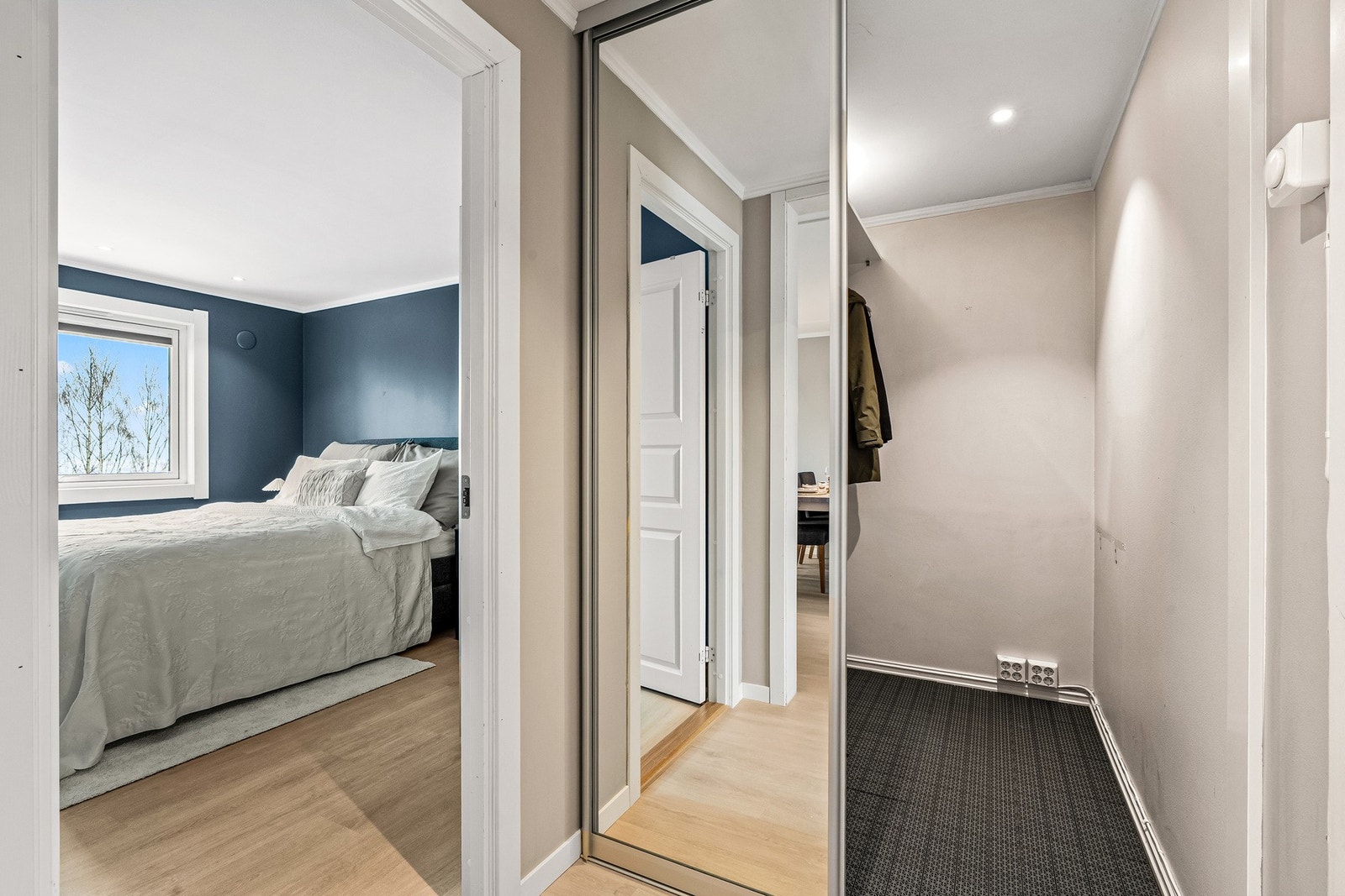 I tillegg finnes lagringsplass mellom to av soverommene, skjermet med skyvedørsgarderobe. Galleribilde