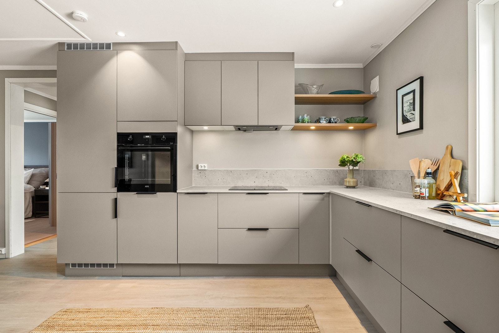 Innredningen består av både benke- og overskap som strekker seg helt til tak, og gir rikelig med oppbevaringsplass. Galleribilde