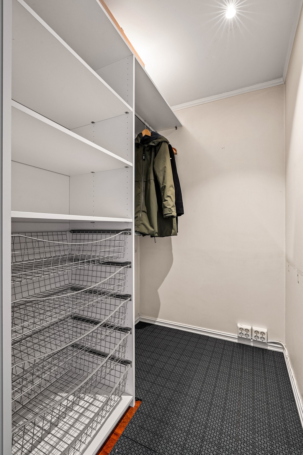 Boden har godt med lagring og rommer ca. 3 kvm. Videre lagring finner du i kjellerboden på ca. 4 kvm og ett skap i felles rom (tidligere kjølerom). Galleribilde