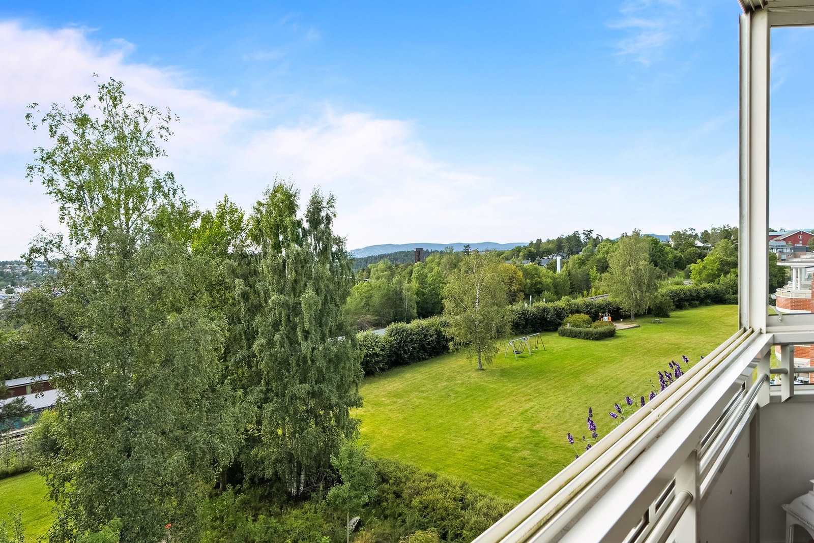 Fra balkongen får du vidstrakt utsikt og gode solforhold. Glasspanelene kan skyves helt til side for å slippe sommeren inn på varme dager. Galleribilde