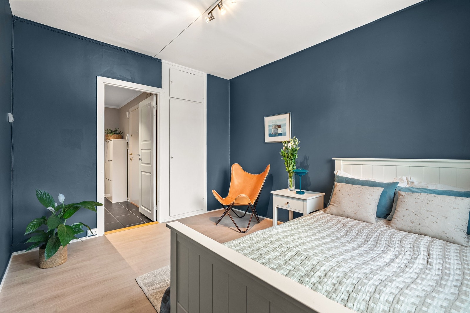 Vinduene er nylig oppgradert - de fleste fra 2021 og ett soveromsvindu fra 2017. I tillegg er det montert moderne duett/plisségardiner i 2021. Galleribilde