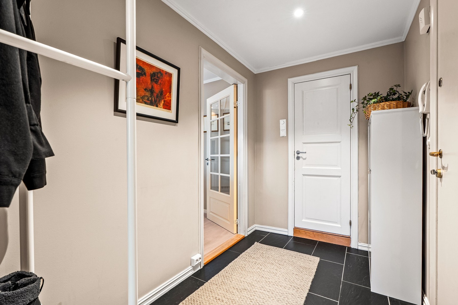 Det er god plass til å henge fra seg klær og oppbevare sko, og ved inngangsdøren er det montert dørcalling med åpner. Galleribilde