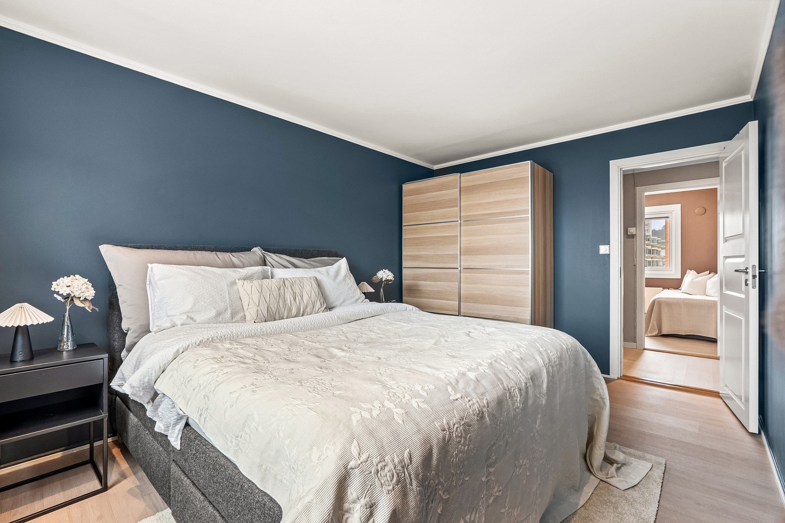 To av soverommene har ferdig garderobeløsning, mens det tredje gir fleksible muligheter for oppbevaring. Galleribilde