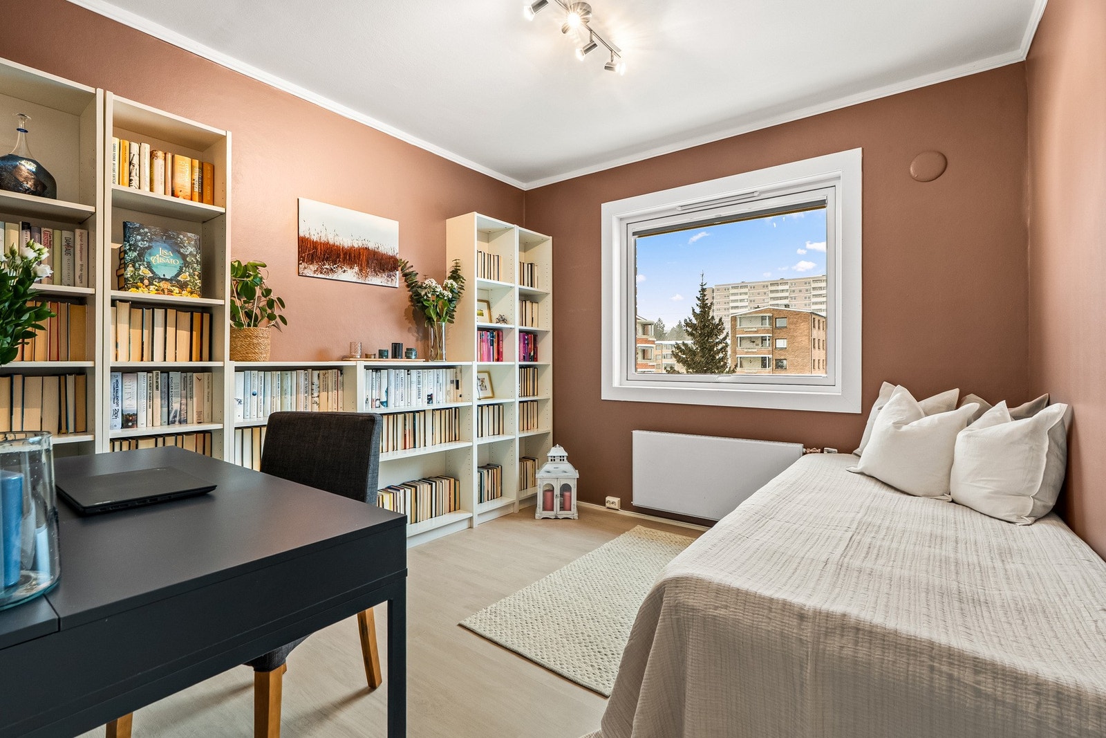 Tre gode soverom som har god plass til både seng, skrivepult eller annet møblement. Galleribilde