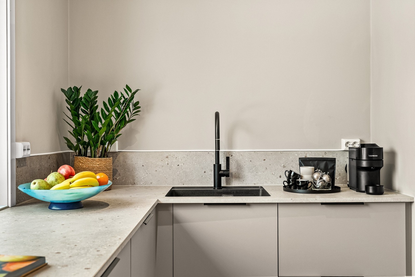 Arbeidsflaten i laminat harmonerer med veggene og resten av kjøkkenets interiør. Galleribilde