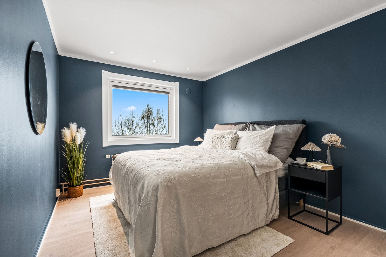 Leiligheten har tre gode soverom med store vindusflater som gir rikelig med naturlig lys. Galleribilde