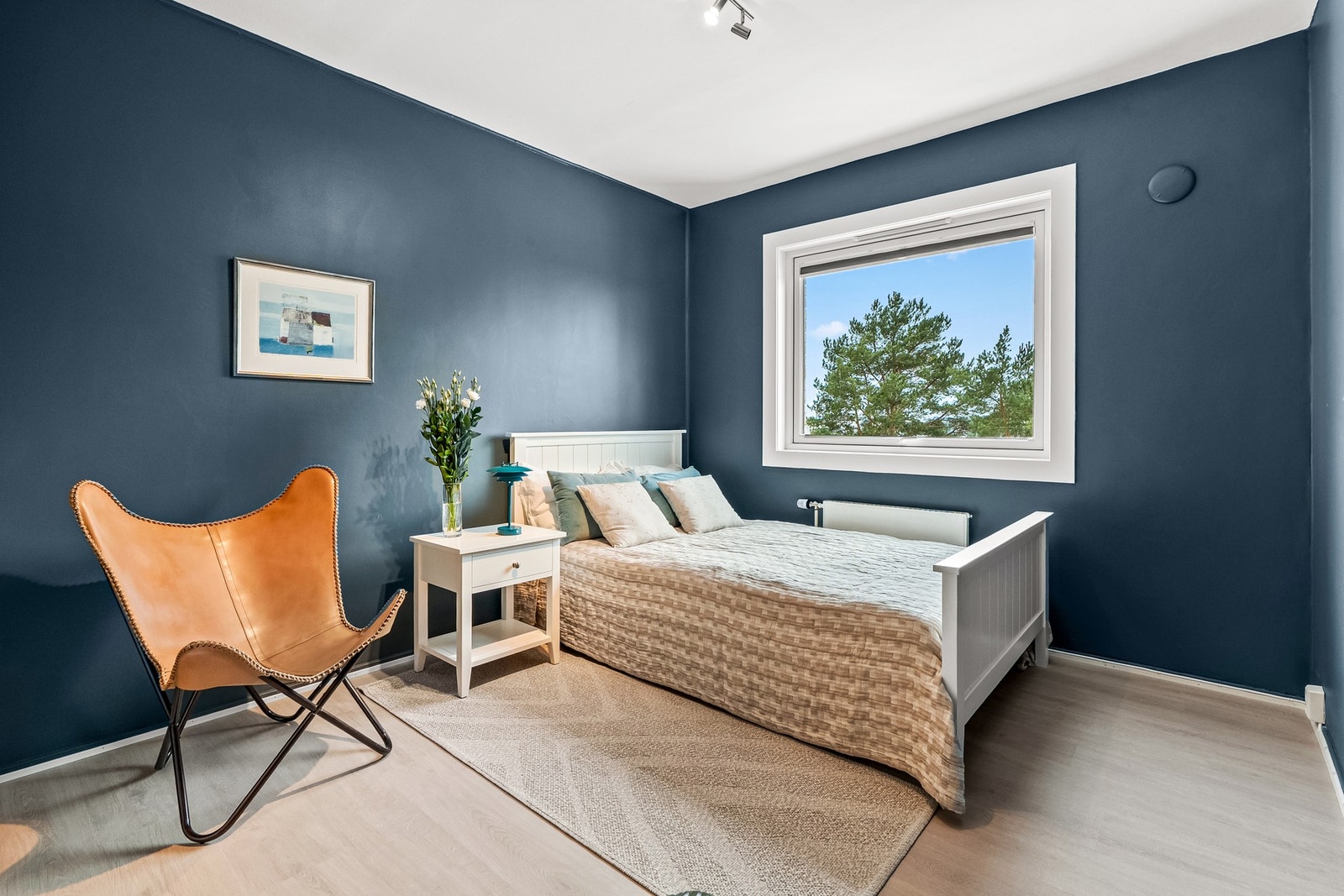 To av soverommene har vestvendte vinduer med langstrakt utsikt. Galleribilde