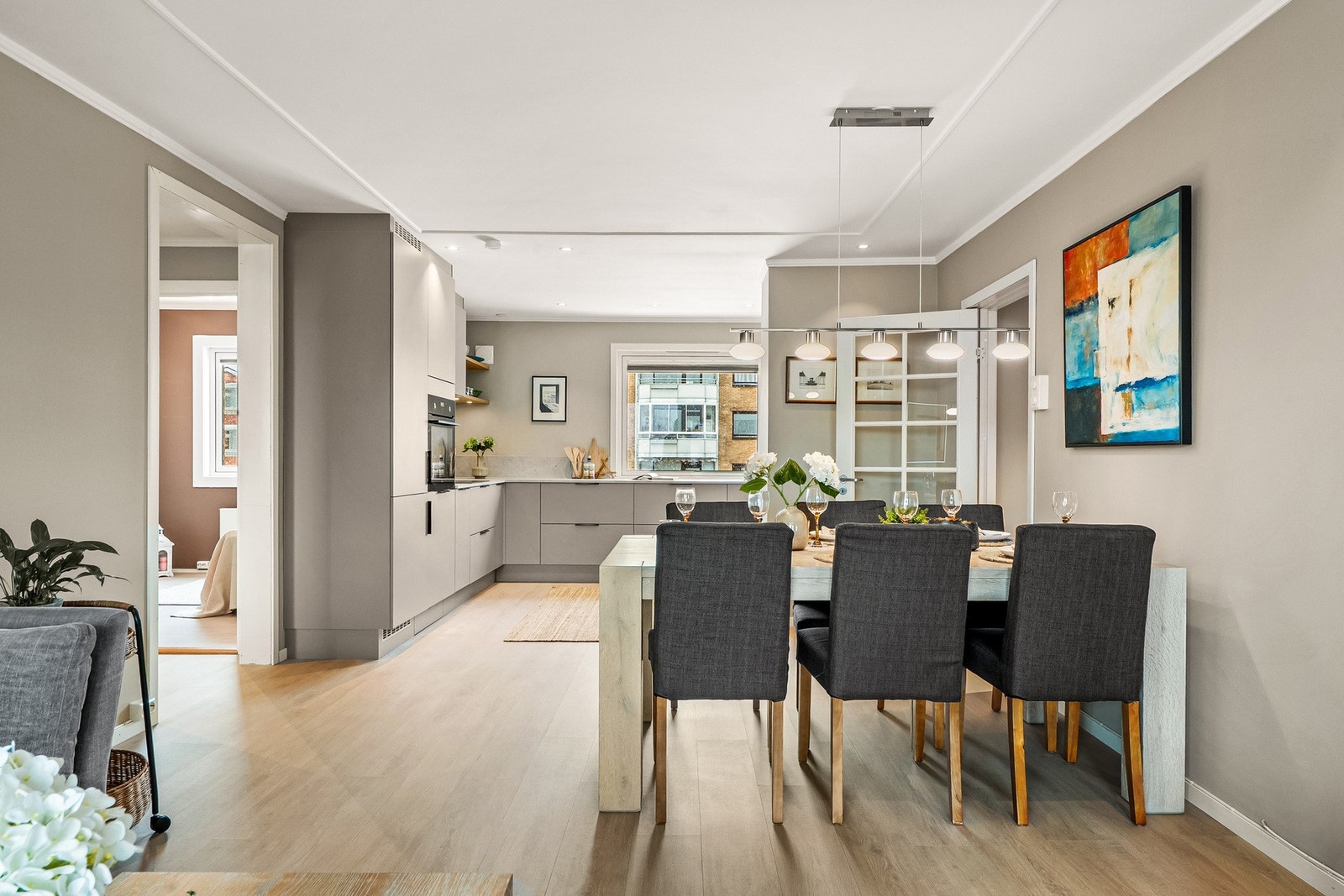 I overgangen til kjøkkenet kan det innredes med stor og hyggelig spisestue. Galleribilde