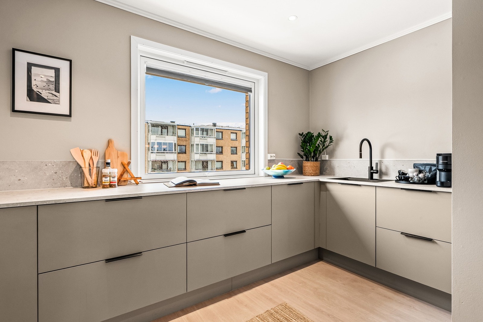 Kjøkkenet er videre utstyrt med integrerte hvitevarer som induksjonsplatetopp, stekeovn, oppvaskmaskin og kjøle/fryseskap. Galleribilde