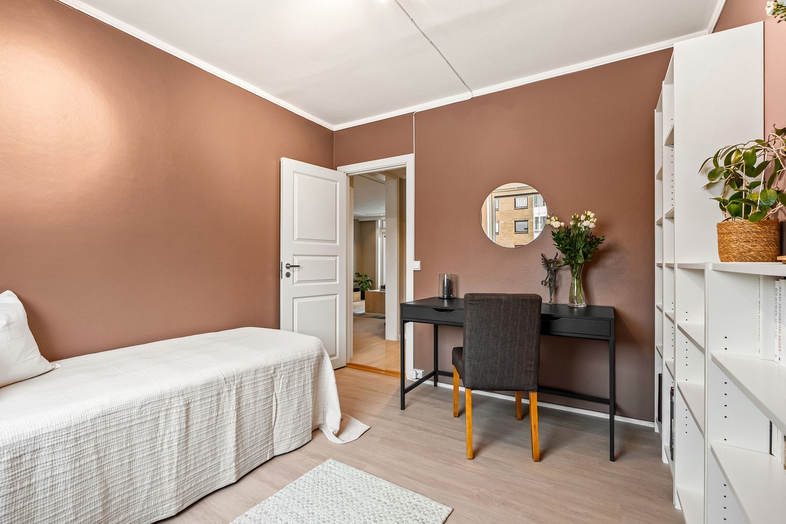 Rommet har gjennomgående, pene laminatgulv og veggene er malt i duse, harmoniske toner. Galleribilde