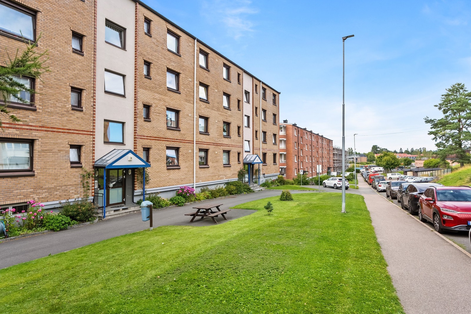 Det er mulighet for kjøp av garasje av selger som eier en garasje separat. Borettslaget leier ellers ut p-plasser som fordeles etter venteliste. Galleribilde