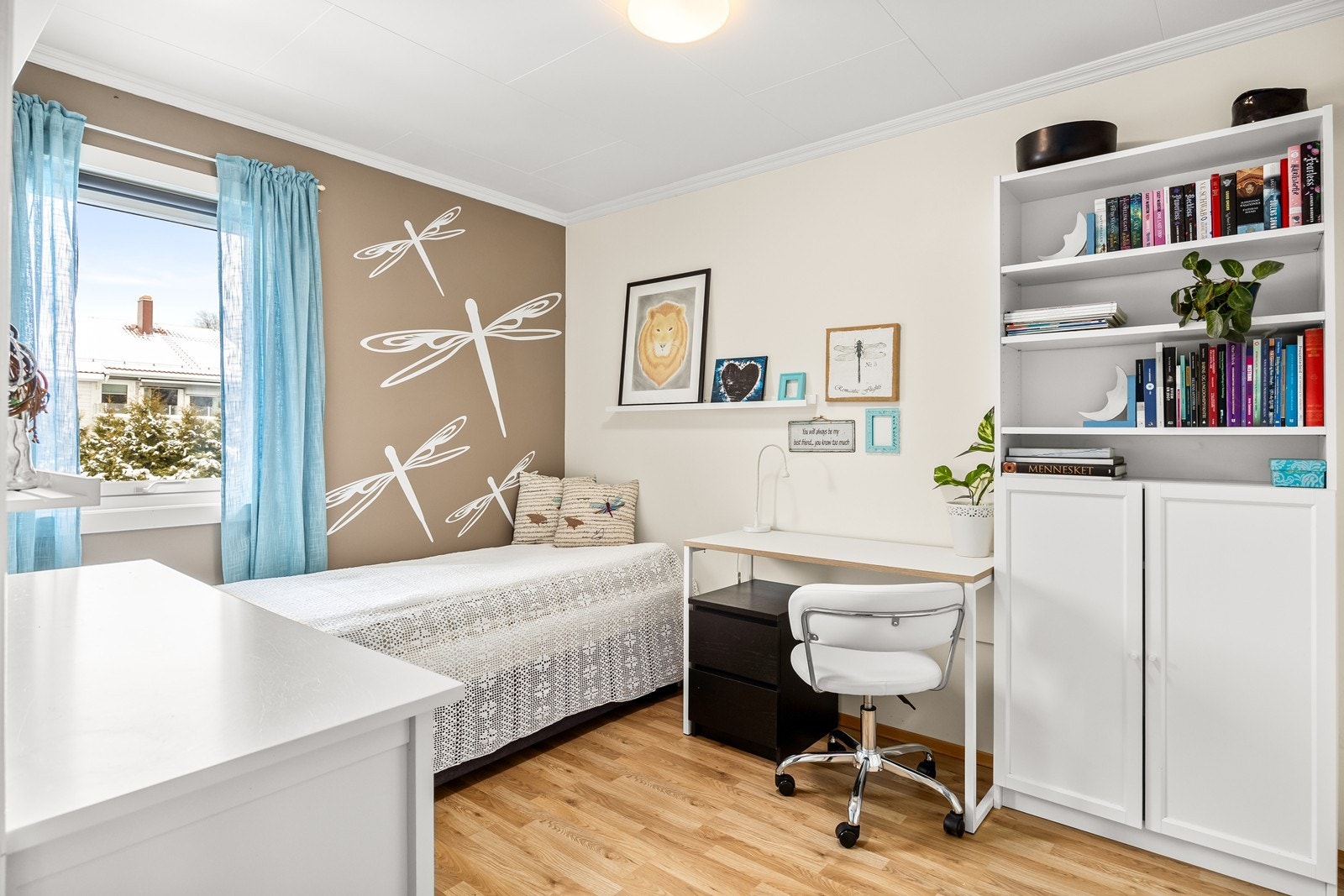 Et stort vindu gir naturlig lys til arbeidsplassen med skrivebord. Galleribilde