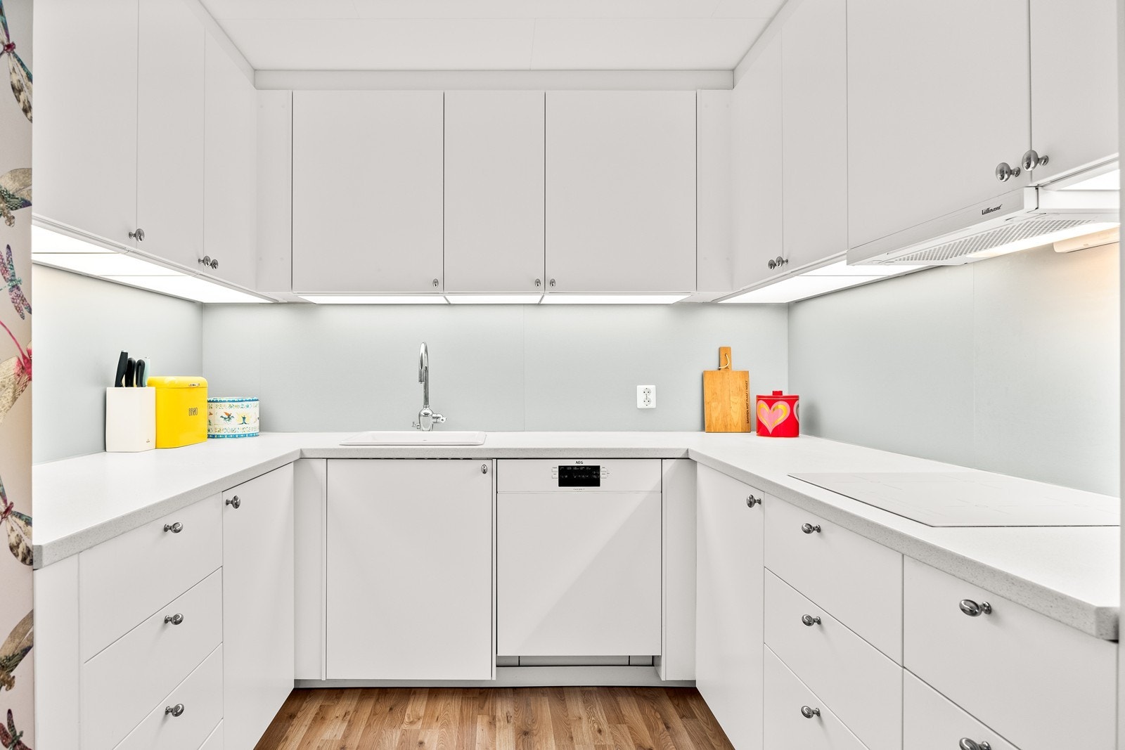 Hvite kjøkkenfronter og benkeplater gir et rent og ryddig uttrykk. Galleribilde