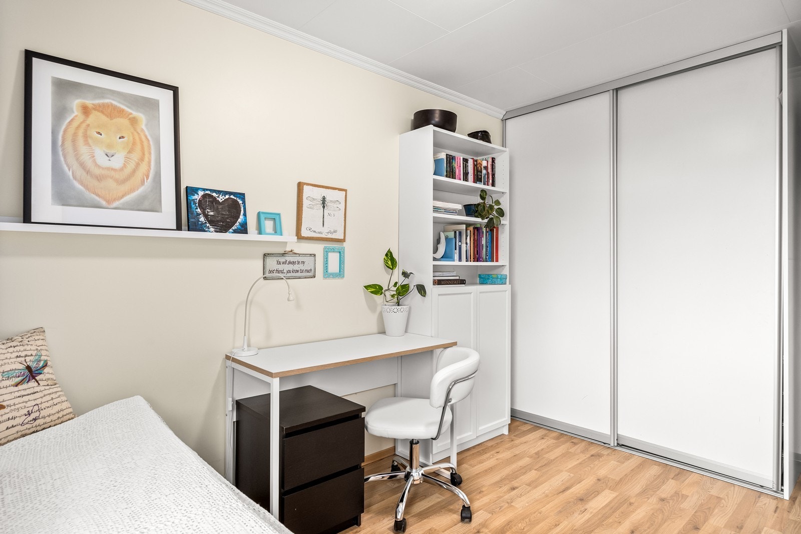 Skyvedørsgarderobe gir praktisk oppbevaring og utnytter plassen godt. Galleribilde