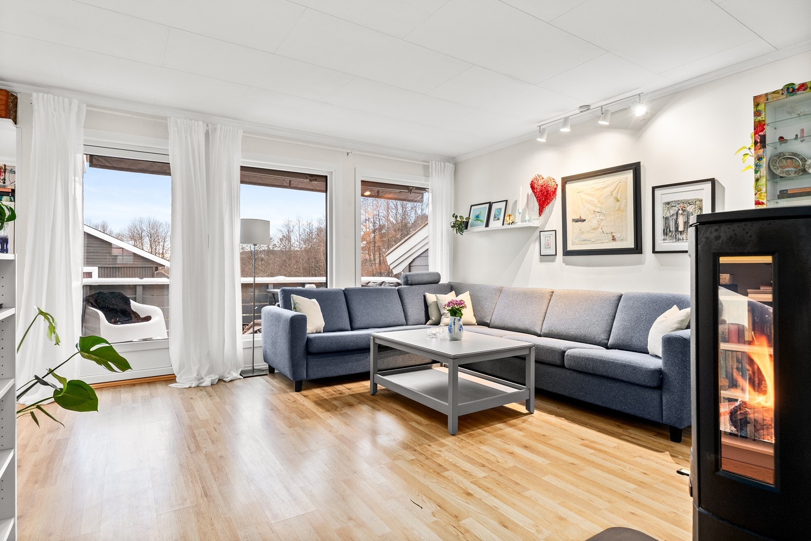 Store vinduer gir godt lysinnslipp og utsikt mot terrasseområdet. Galleribilde