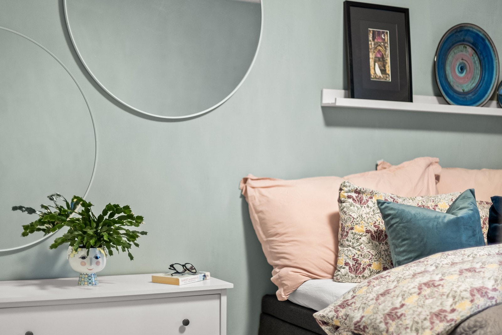 Veggene er malt i en dempet grønn farge som gir et rolig inntrykk. Galleribilde