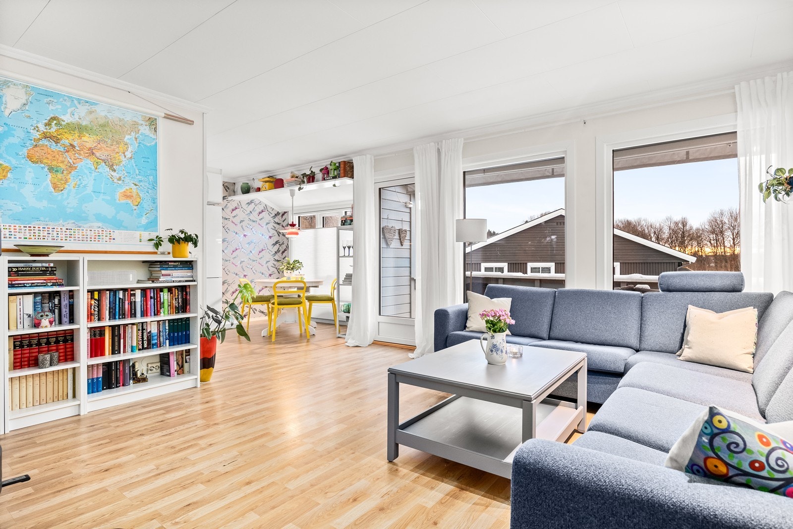 Direkte tilgang til spiseområdet fra stuen gir en praktisk løsning. Galleribilde