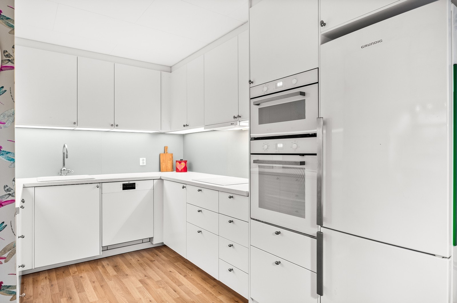 Integrerte hvitevarer, inkludert doble ovner, gir en effektiv kjøkkenløsning. Galleribilde