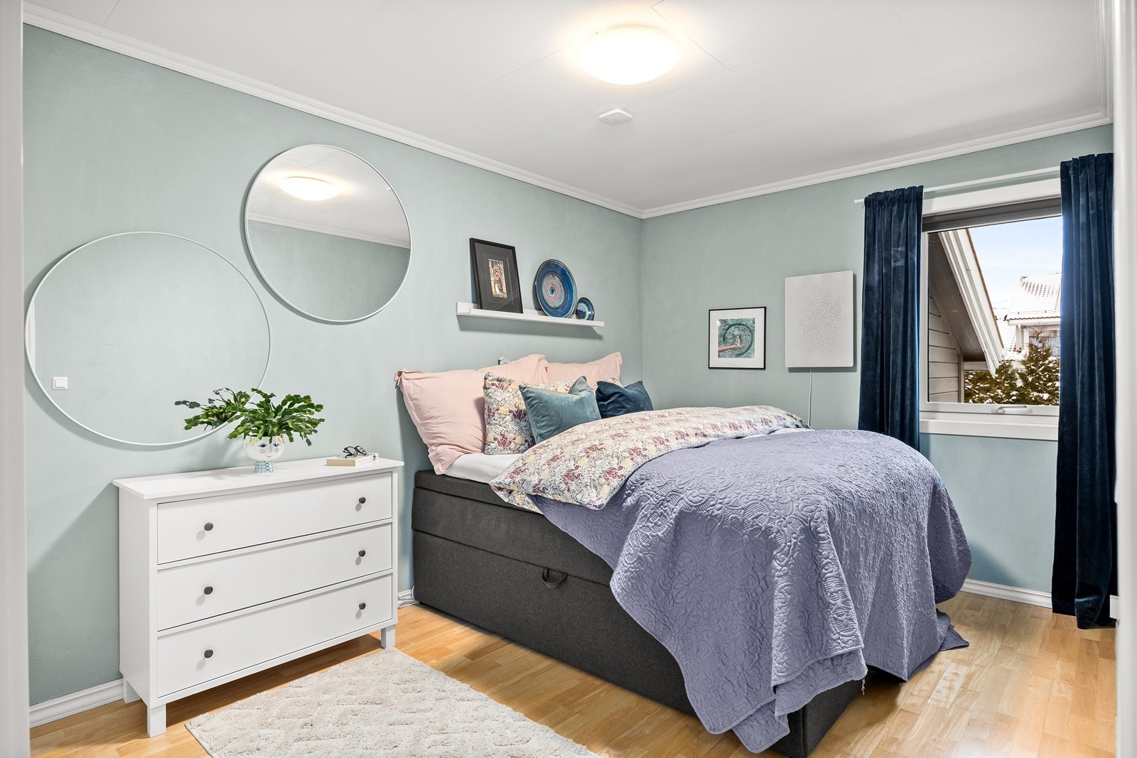 Rommet har parkettgulv og en stor seng som gir god komfort. Galleribilde