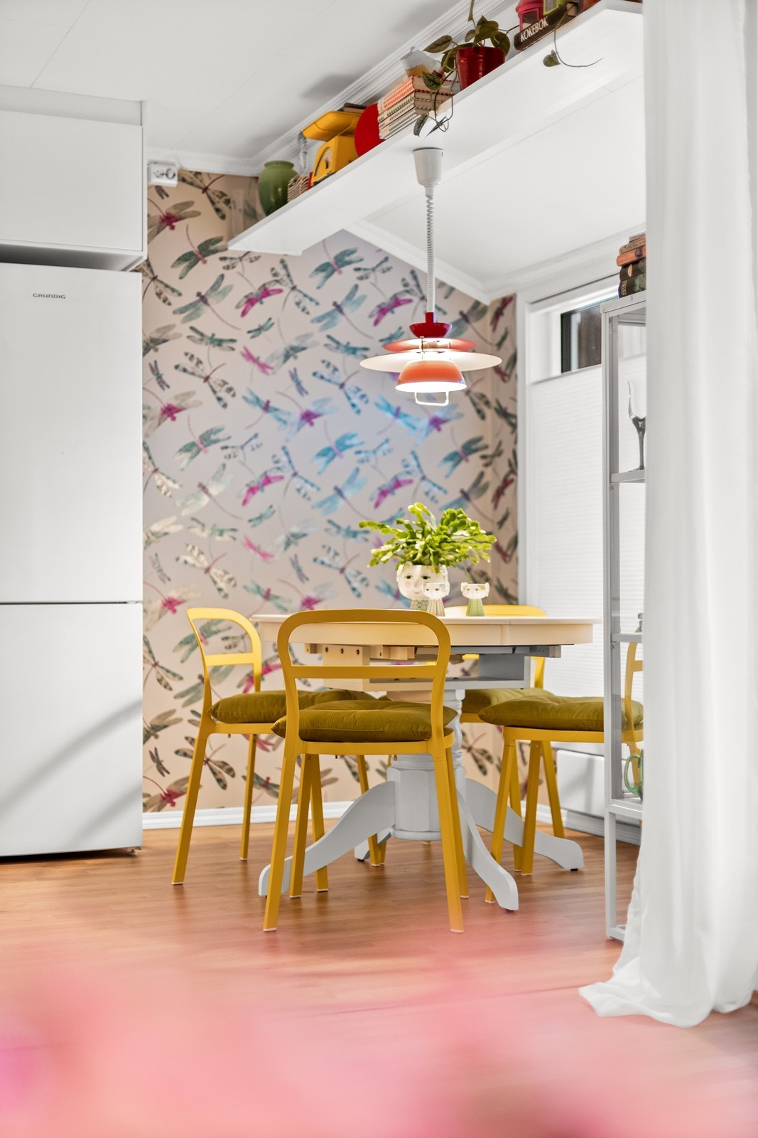 Spiseplassen har fargerike detaljer og naturlig lys fra store vinduer. Galleribilde