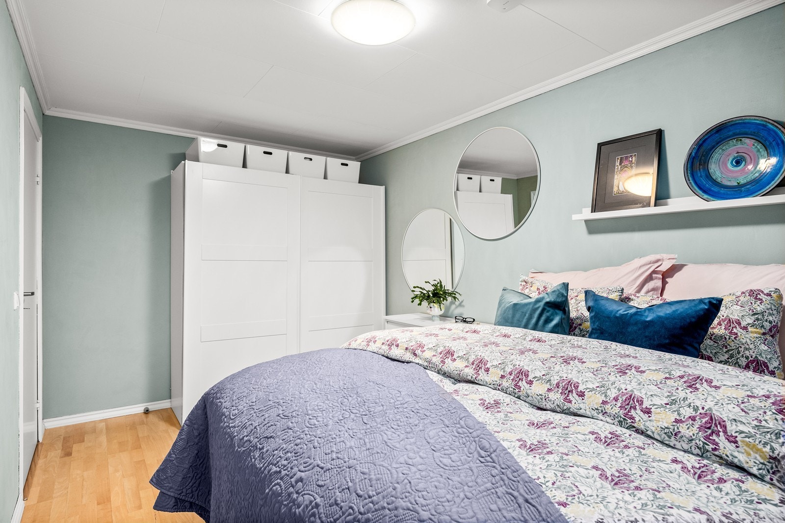 Skyvedørsgarderobe gir effektiv oppbevaring i rommet. Galleribilde