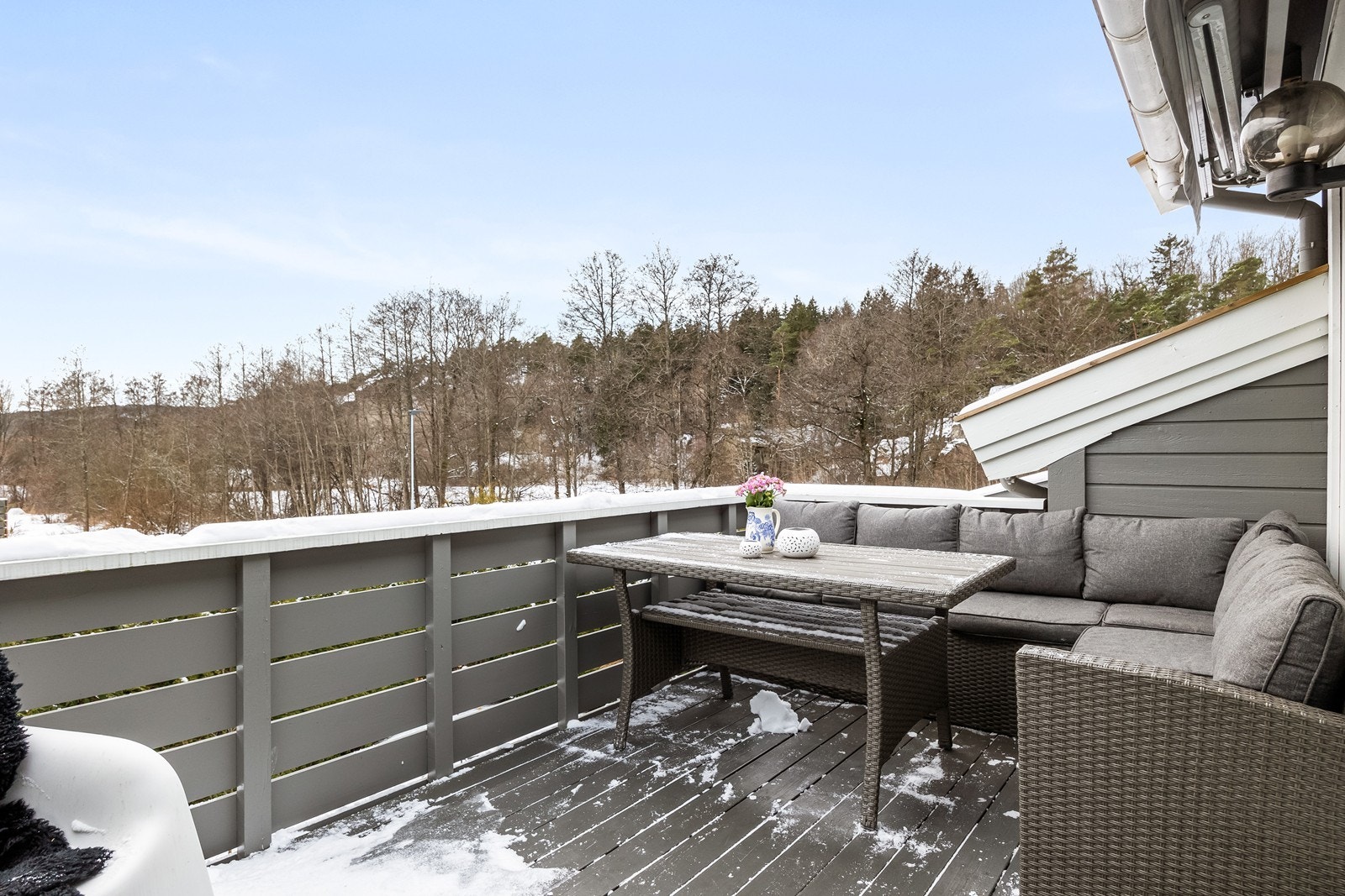 Terrassen har god plass til sittegruppe. Galleribilde