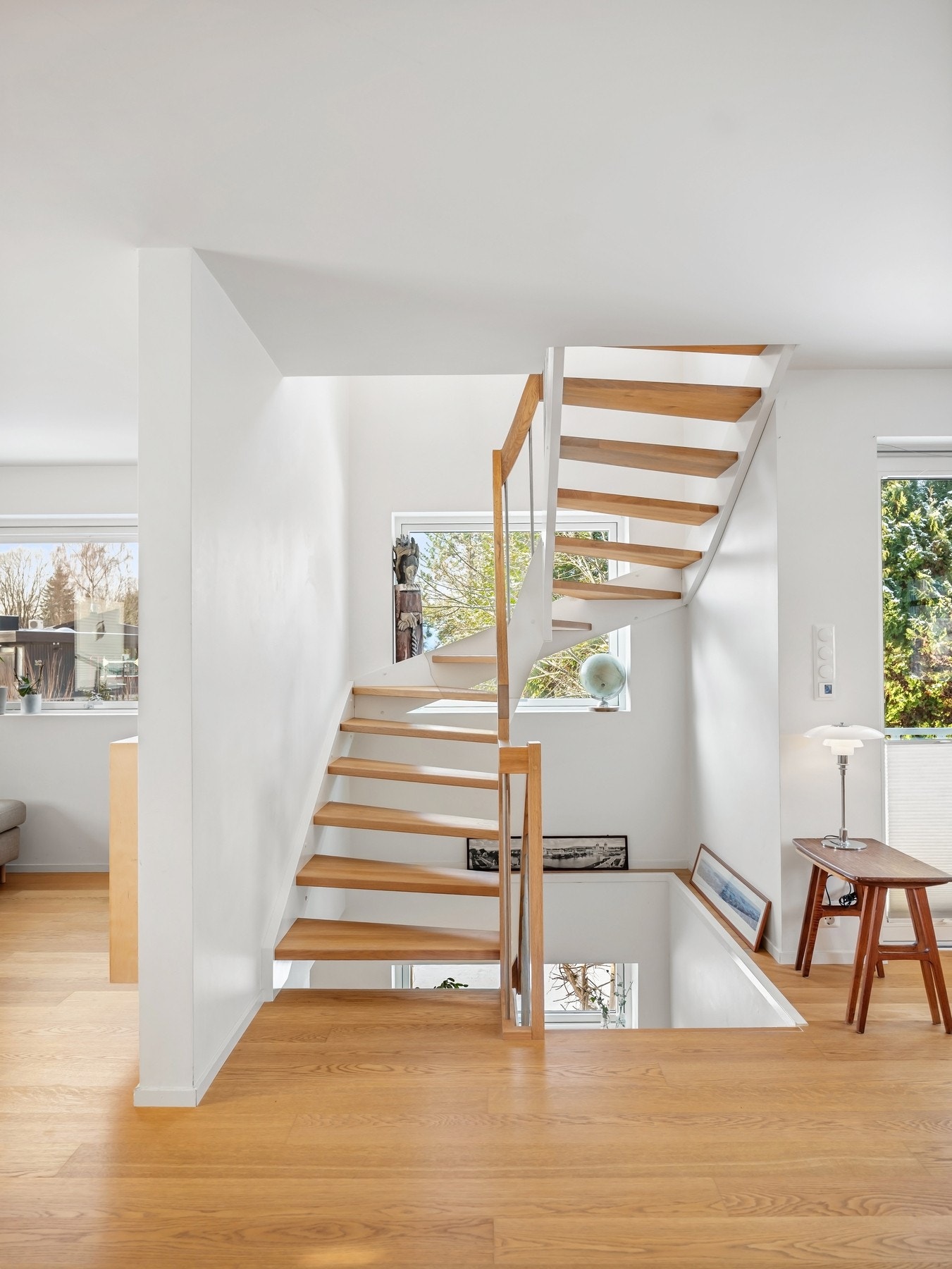 Store vindusflater gir rikelig med naturlig lys inn i boligen. Galleribilde