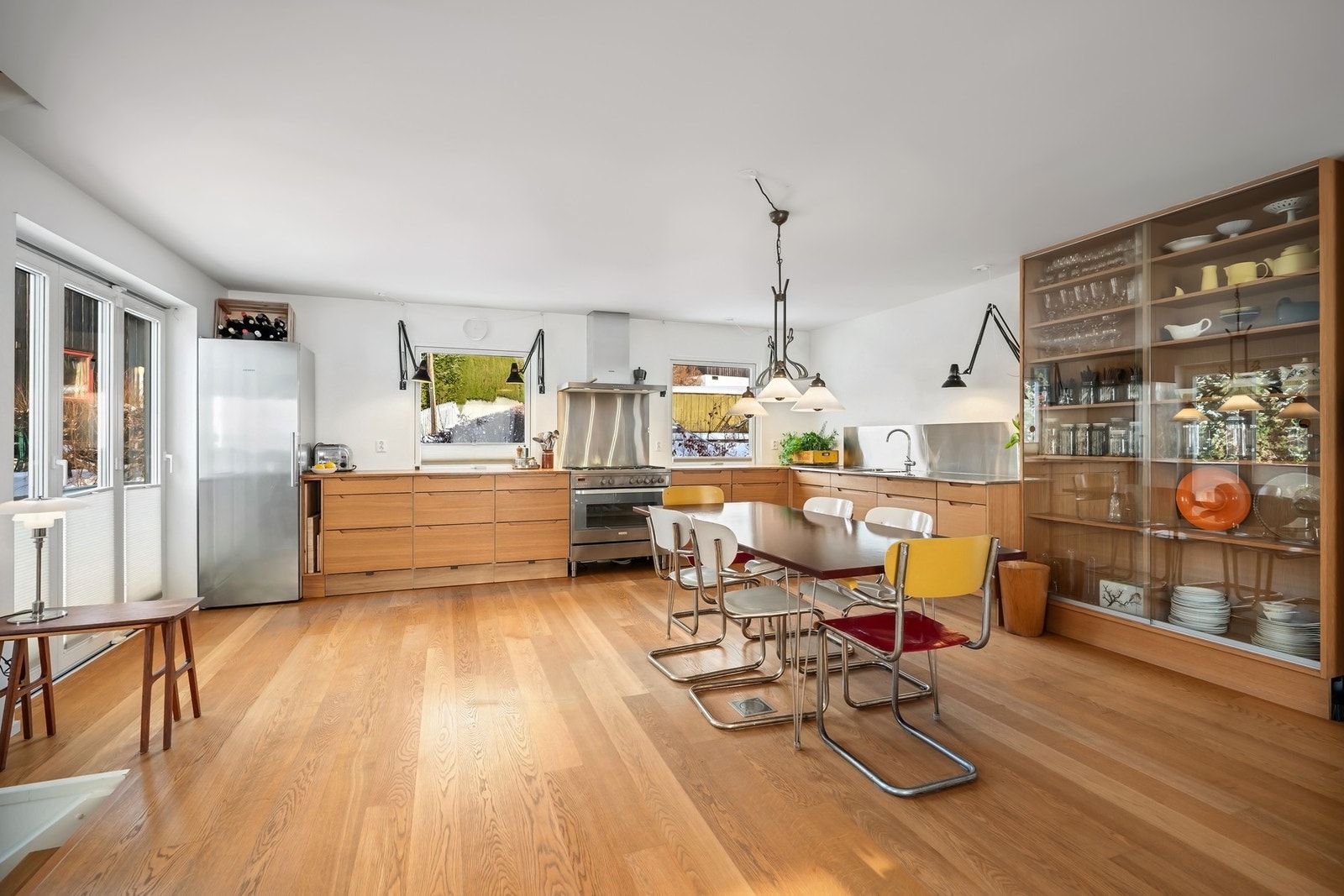 Et smakfullt kjøkken fra kvalitetsleverandøren HTH (2017), med fronter i finert eik som gir rommet dybde og karakter. Galleribilde