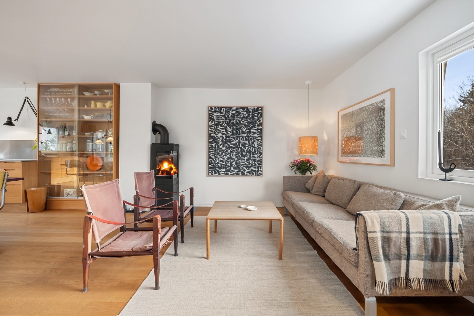 Sosial og åpen løsning, hvor spise- og sofagruppe har sine naturlige soner. Galleribilde