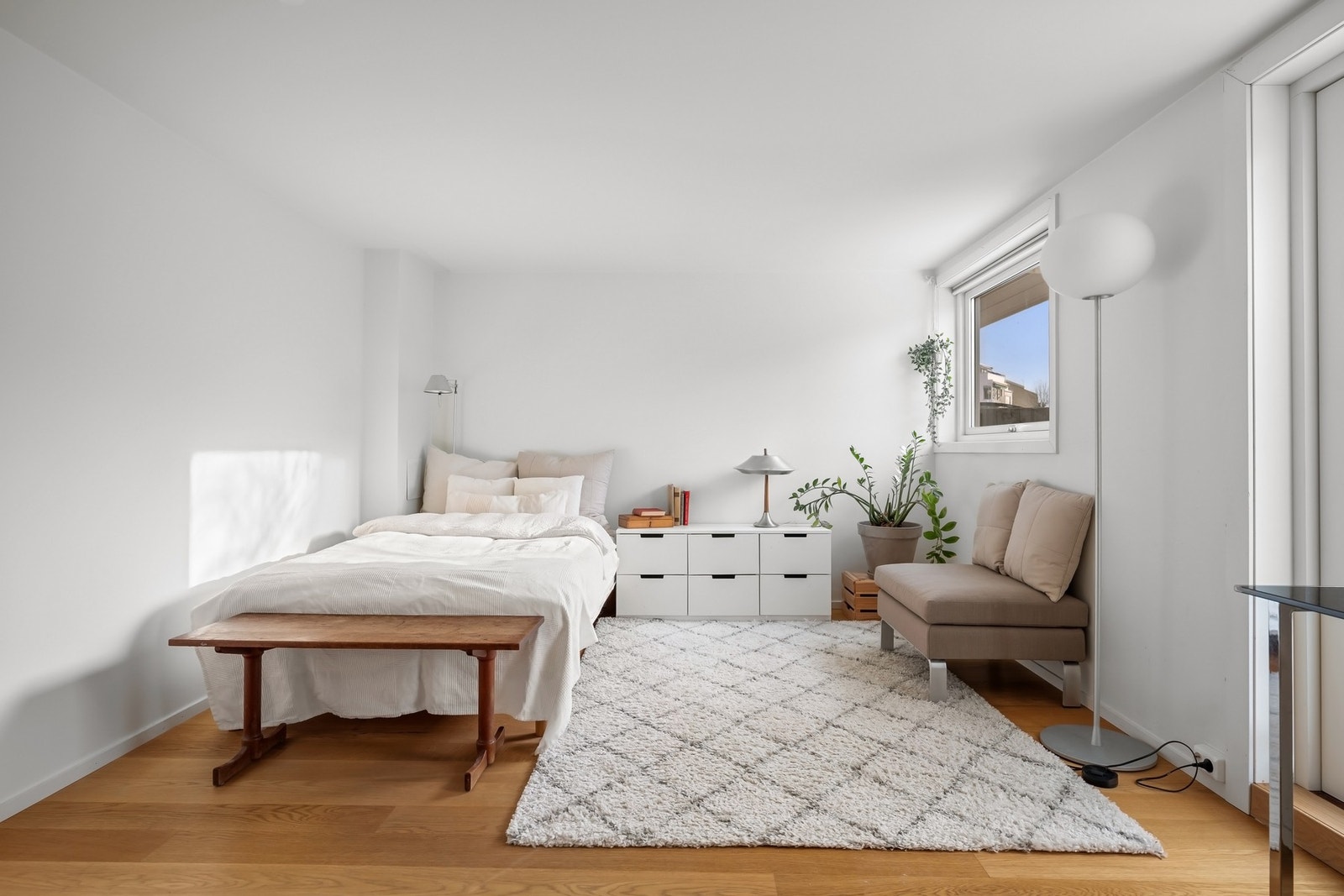 Kjellerstue med flere møbleringsmuligheter. Galleribilde