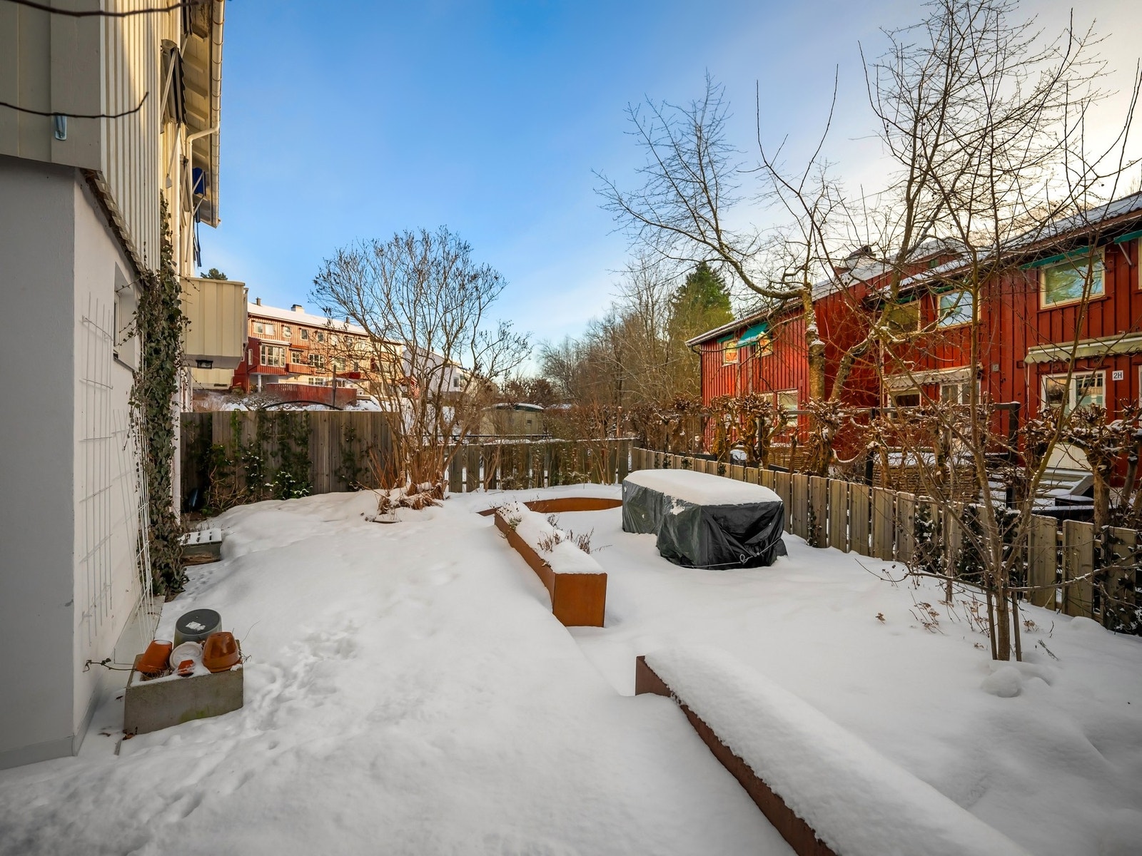 Hagen er rikt beplantet med frodige busker, stauder og trær. Galleribilde