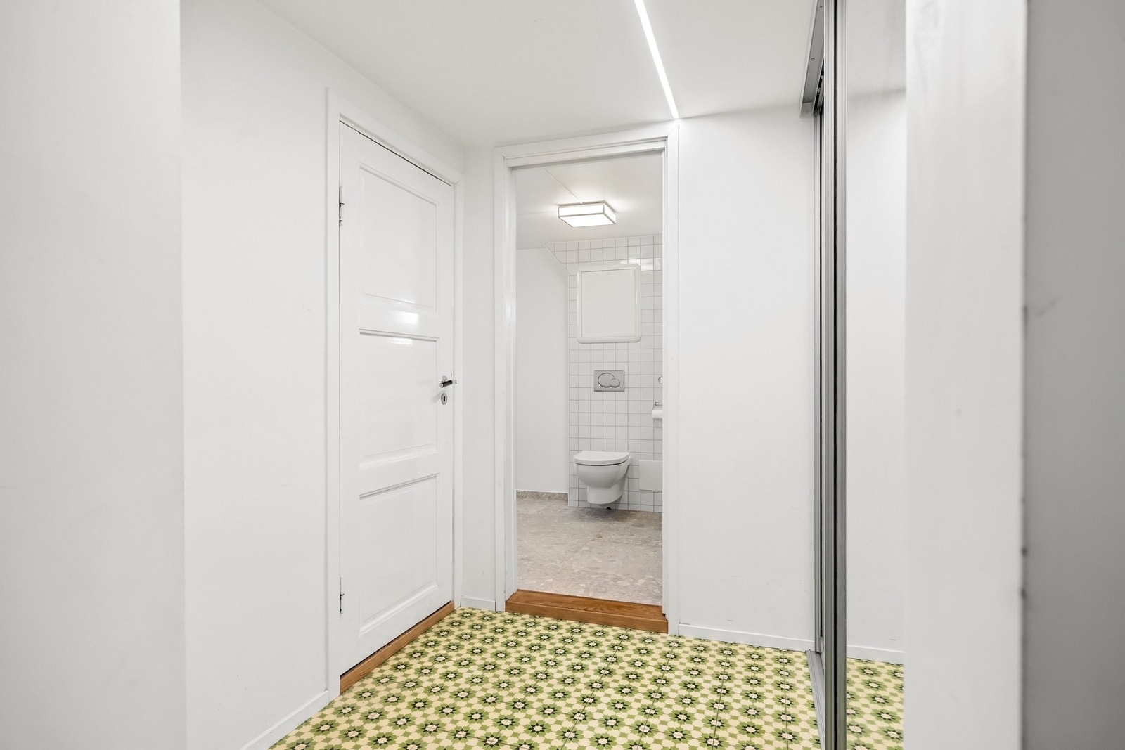 Skyvedørsgarderobe i hallen nede. Galleribilde