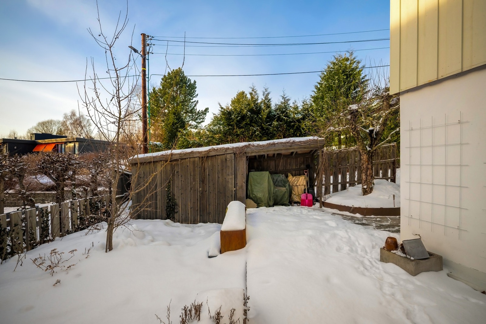 Praktisk utebod i egen hage. Galleribilde