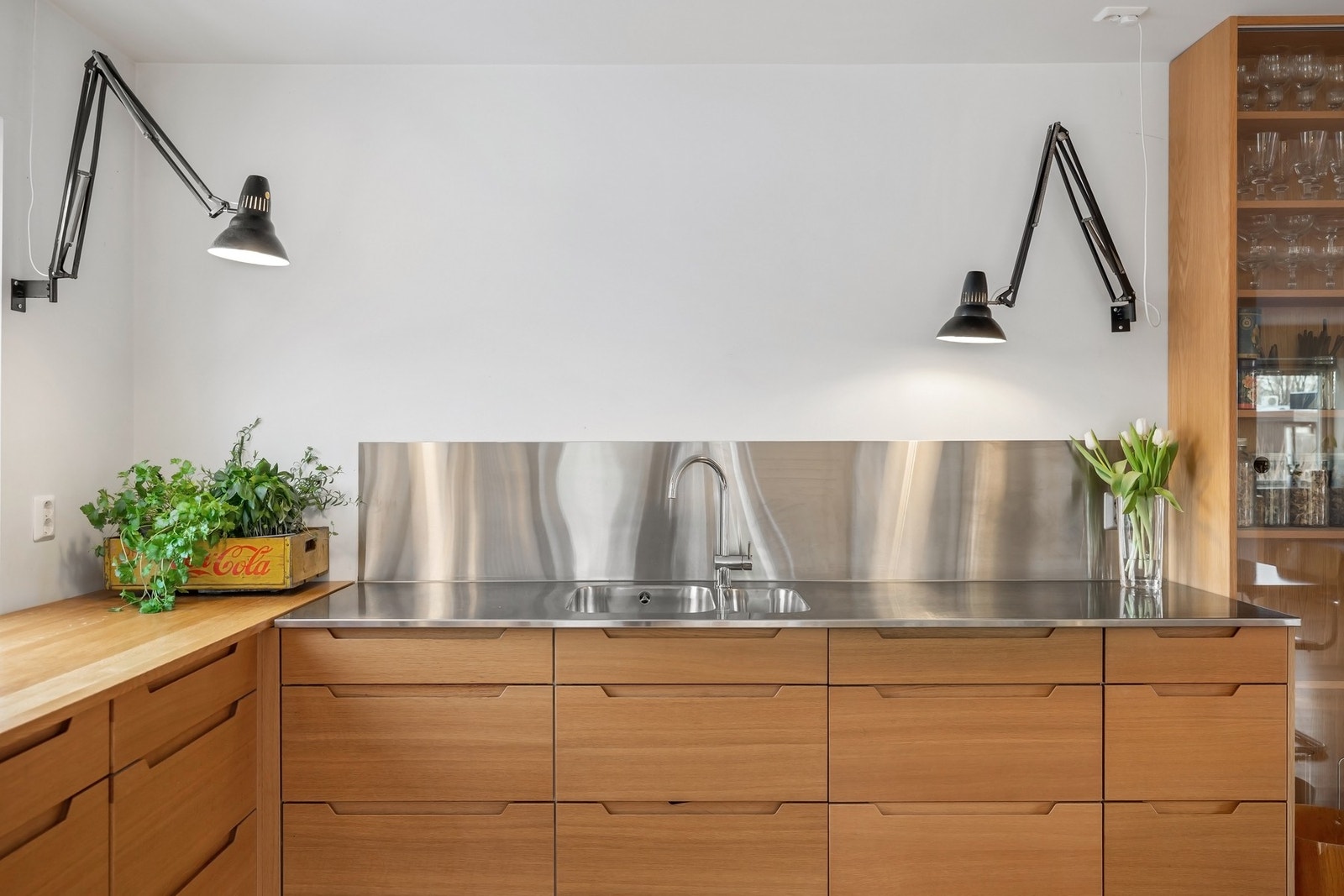 Kjøkkenet fremstår som rommets naturlige midtpunkt - en gjennomført og varm sone hvor materialvalg og funksjon går hånd i hånd. Galleribilde