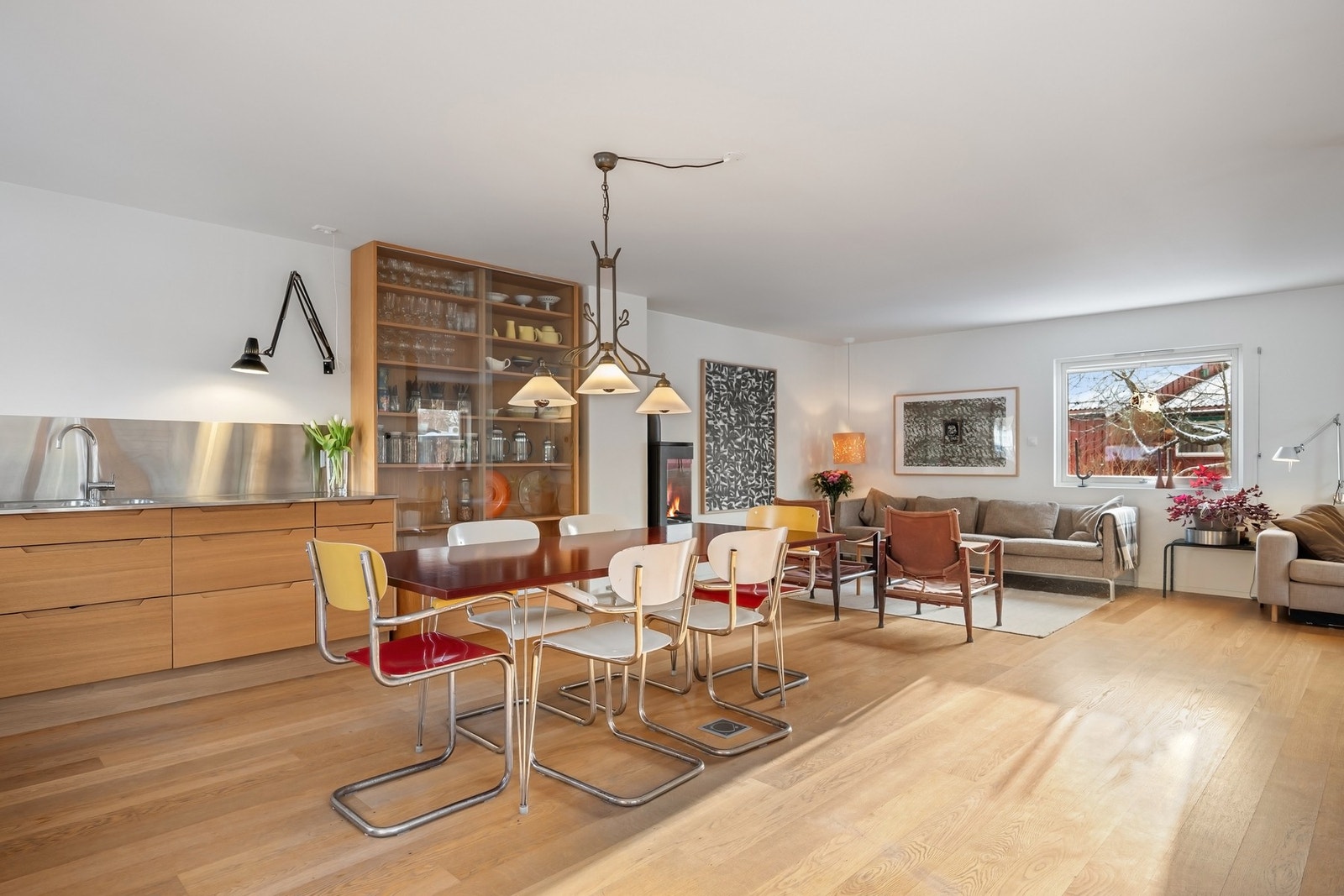 God plass til stort spisebord på kjøkkenet. Galleribilde