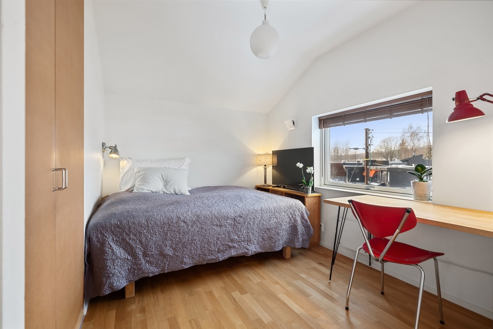 Soverom 2 med plass til seng, skrivepult og garderobe. Galleribilde