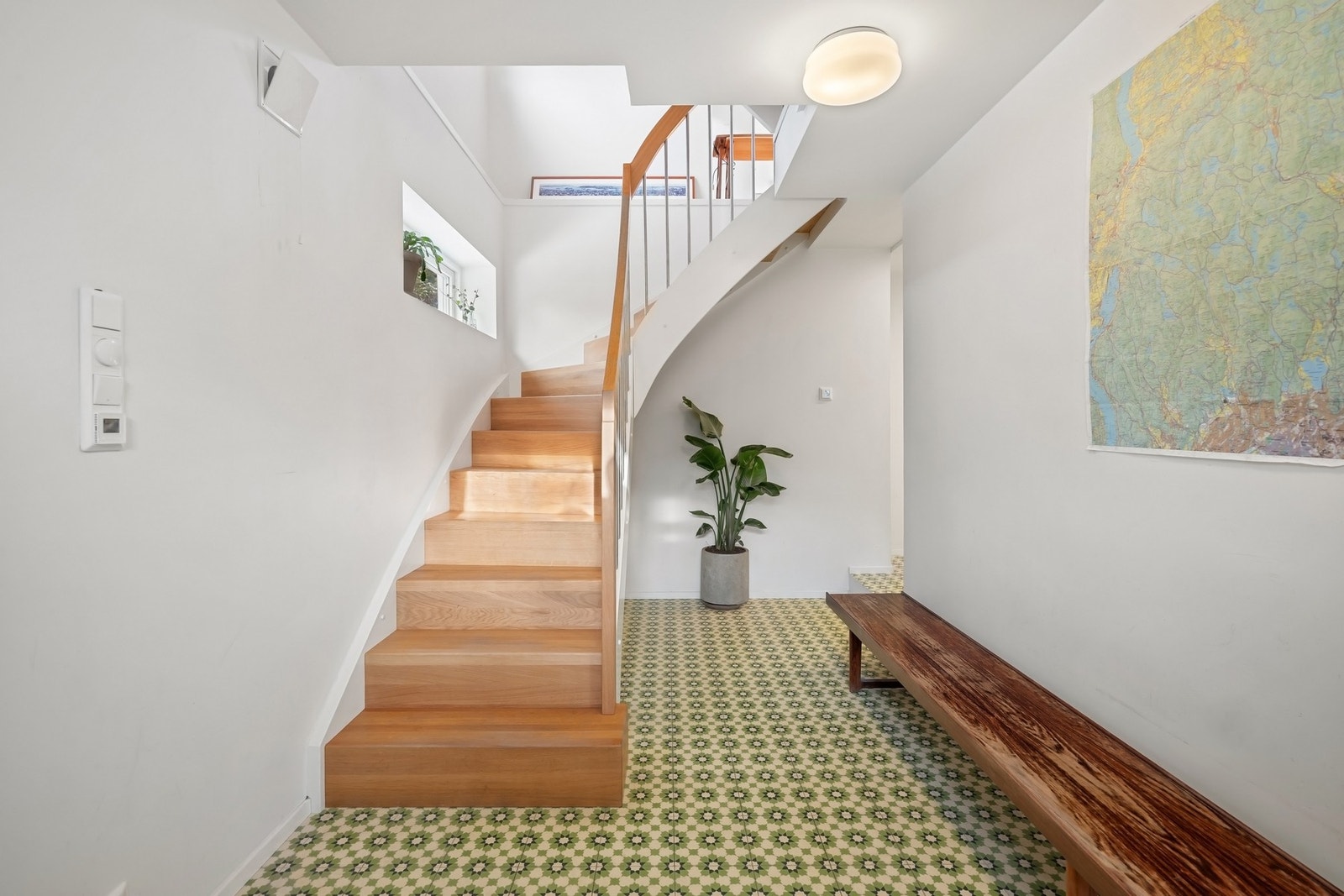 Innholdsrikt rekkehus som strekker seg over tre plan. Galleribilde