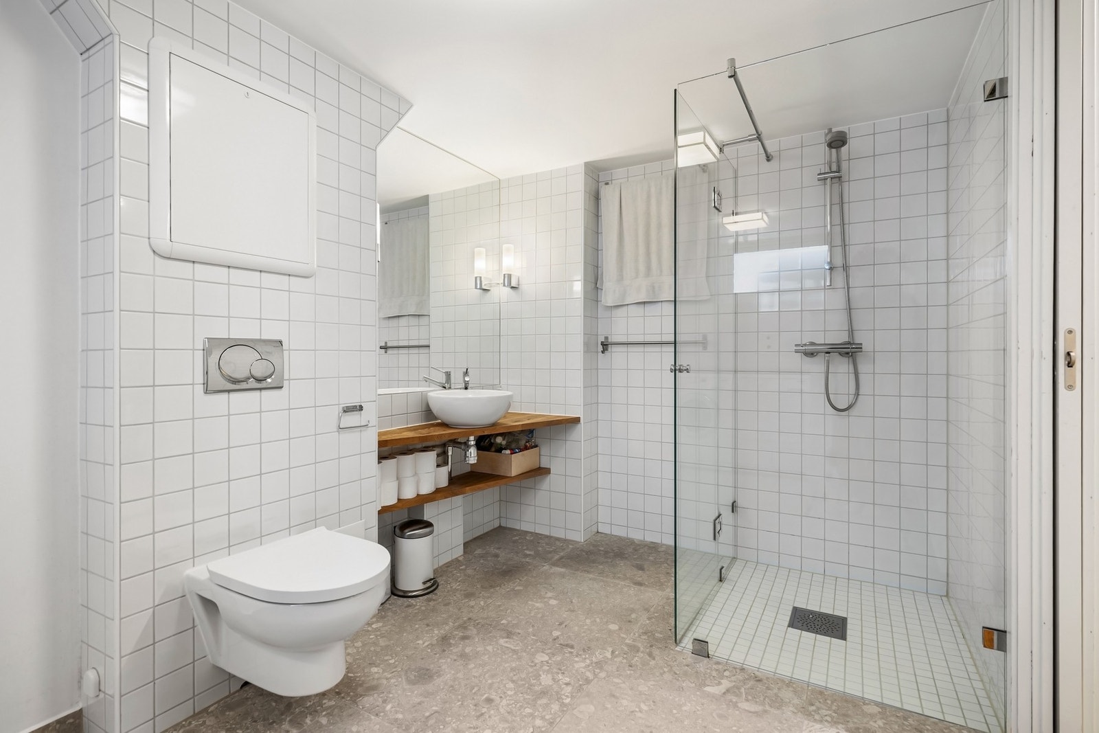 Rommet kombinerer bad og vaskerom på en funksjonell og helhetlig måte. Galleribilde