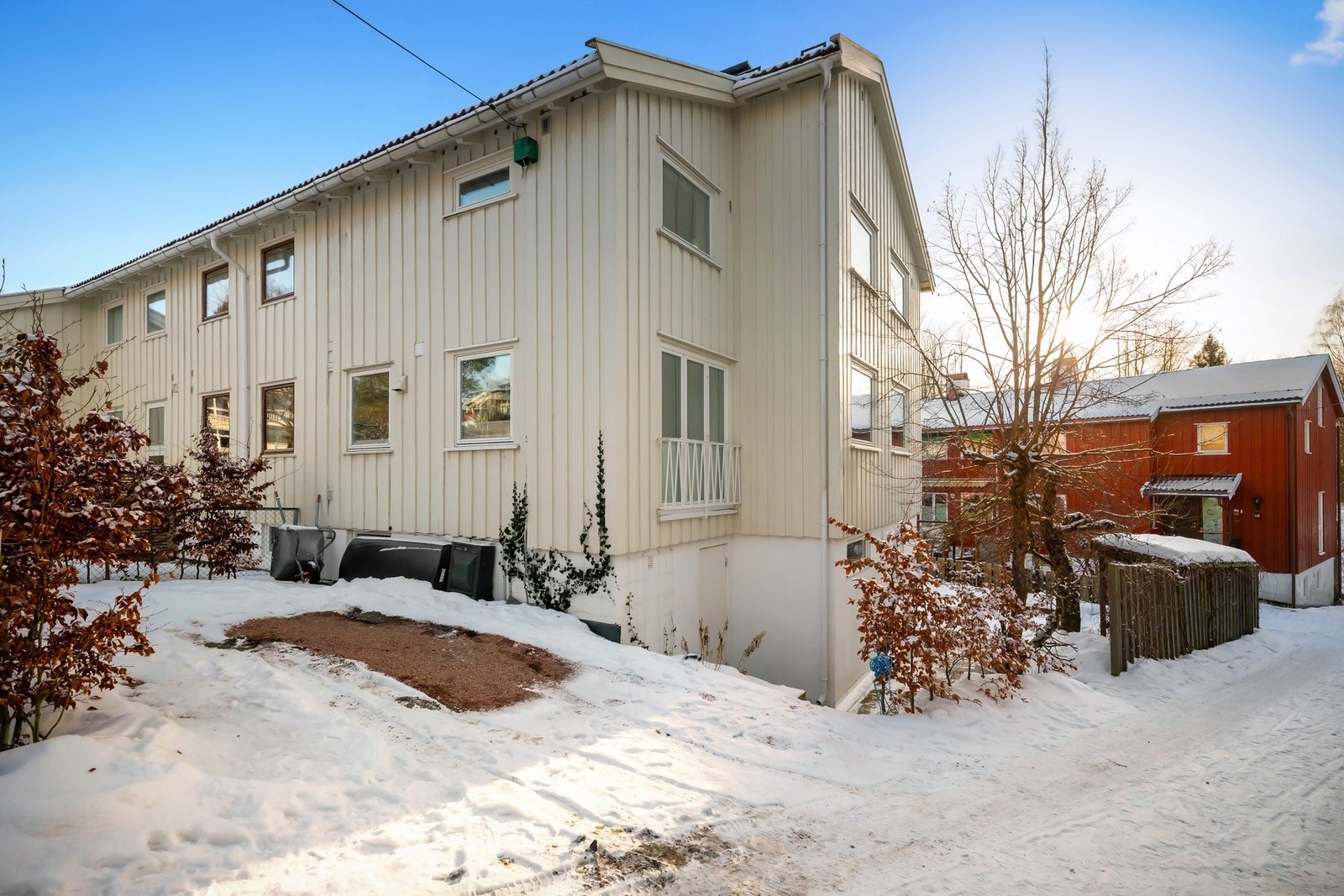 Boligen har egen parkeringsplass på eiendommen. Det er tilrettelagt for elbil-lader. Galleribilde