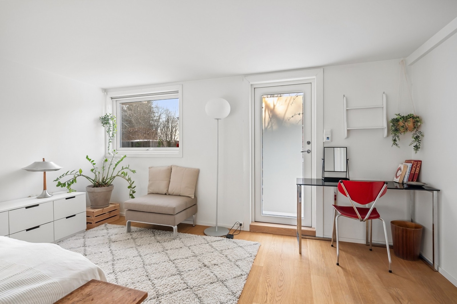 Direkte utgang til eiendommens pent opparbeidede utearealer. Galleribilde