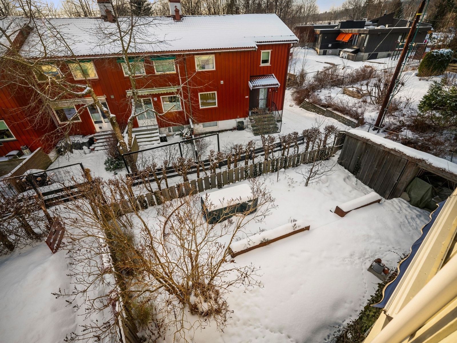 Påkostede skiferbelagte utearealer i flere nivåer. Galleribilde