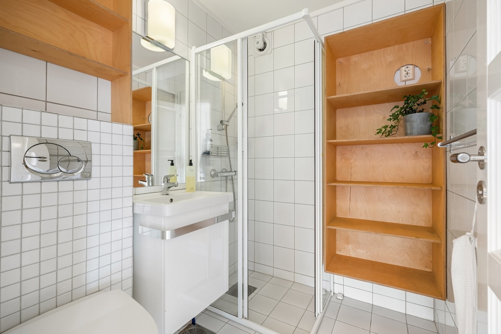 Flislagt bad fra 2011. Opplegg for vaskemaskin også på dette badet. Galleribilde