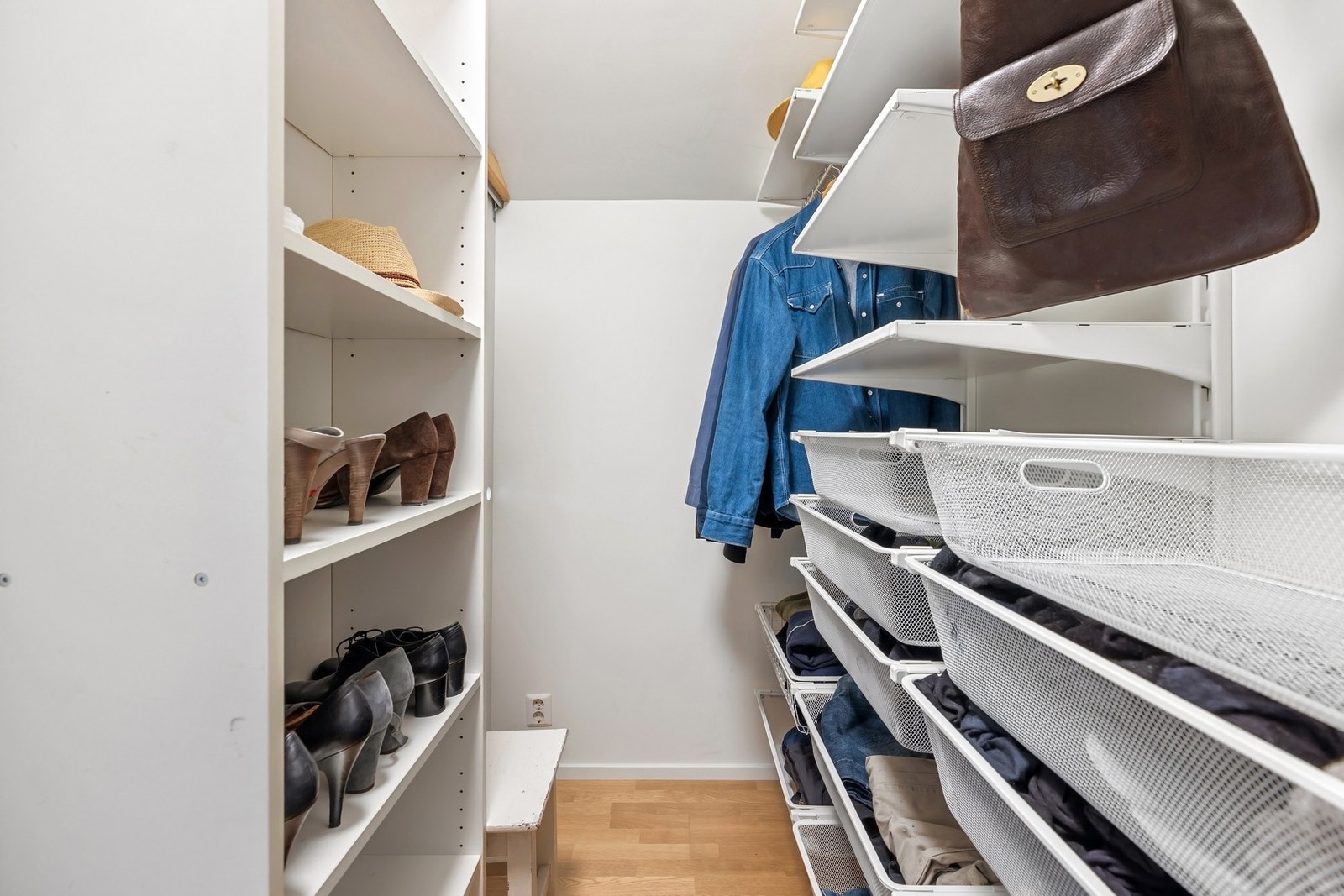 Omkledningsrom tilknyttet hovedsoverommet. Galleribilde