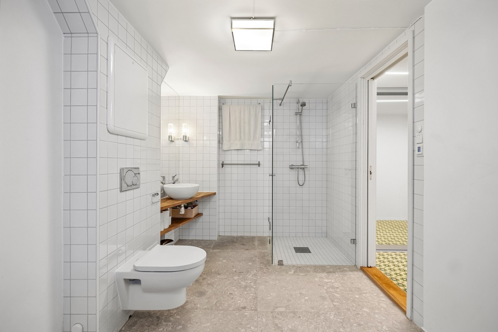 Stort og luftig bad fra 2017 med gjennomført materialvalg og et tidløst uttrykk. Galleribilde